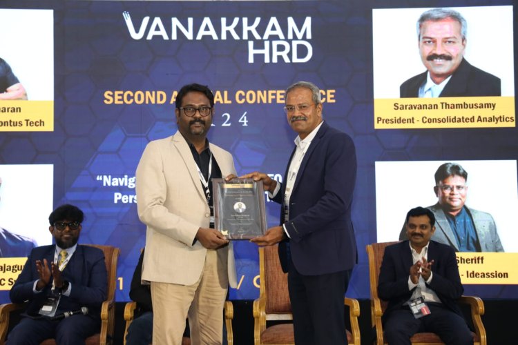 SVCET Principal Dr S PRADEEP DEVANEYAN and SVGI Placement Head Mr J ANANDHARAJ got awards at VANAKKAM HRD at Chennai Green Park Hotel 